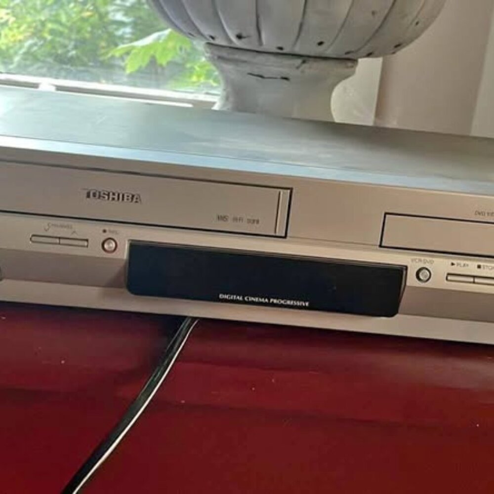 PRE-OWNED TOSHIBA VCR/DVD PLAYER COMBO